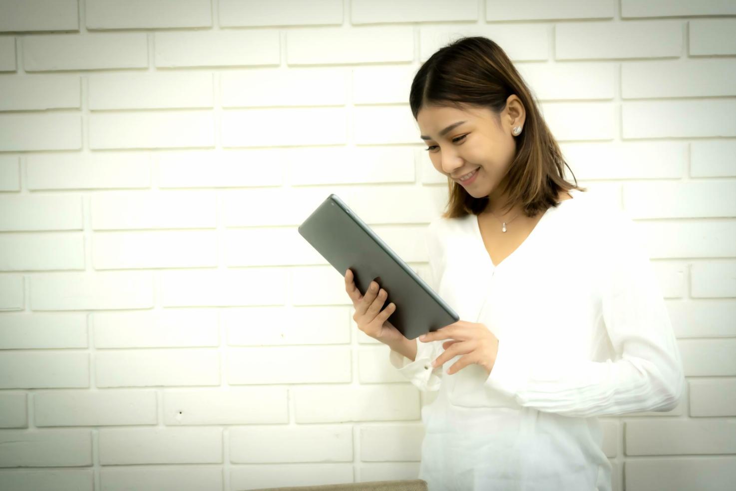 Espace de travail moderne avec ordinateur portable configuré pour la formation en ligne