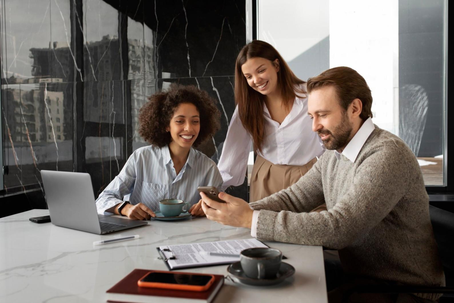 Session de travail collaborative entre participants analysant des cas pratiques financiers