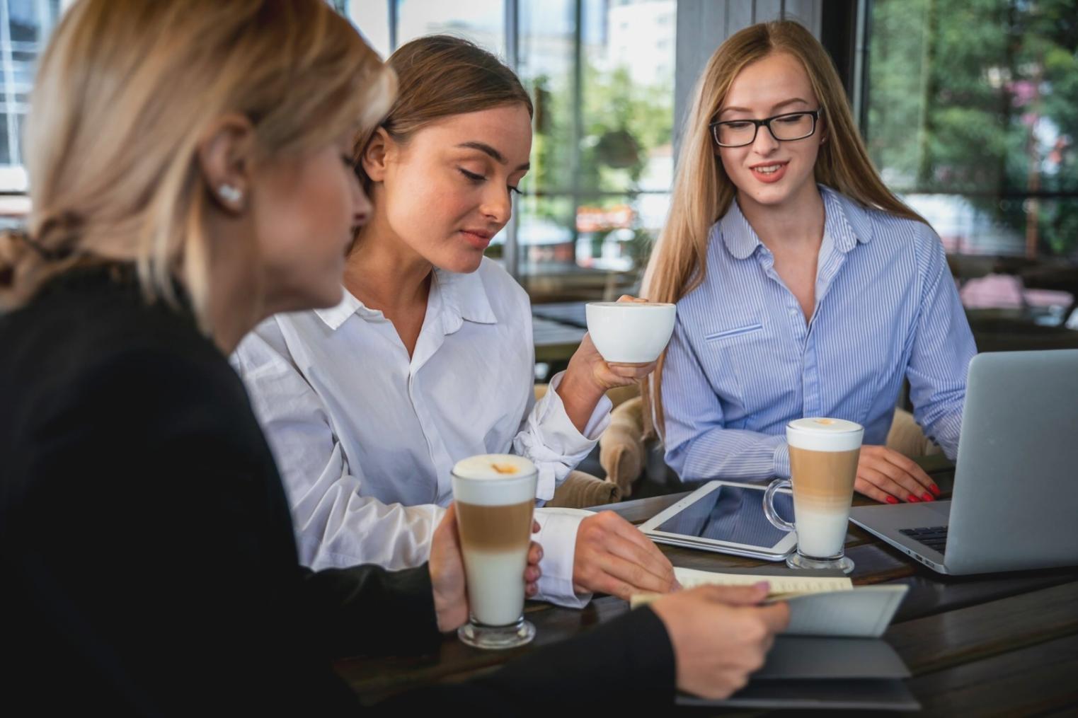 Participants en discussion autour de stratégies de relation client financière