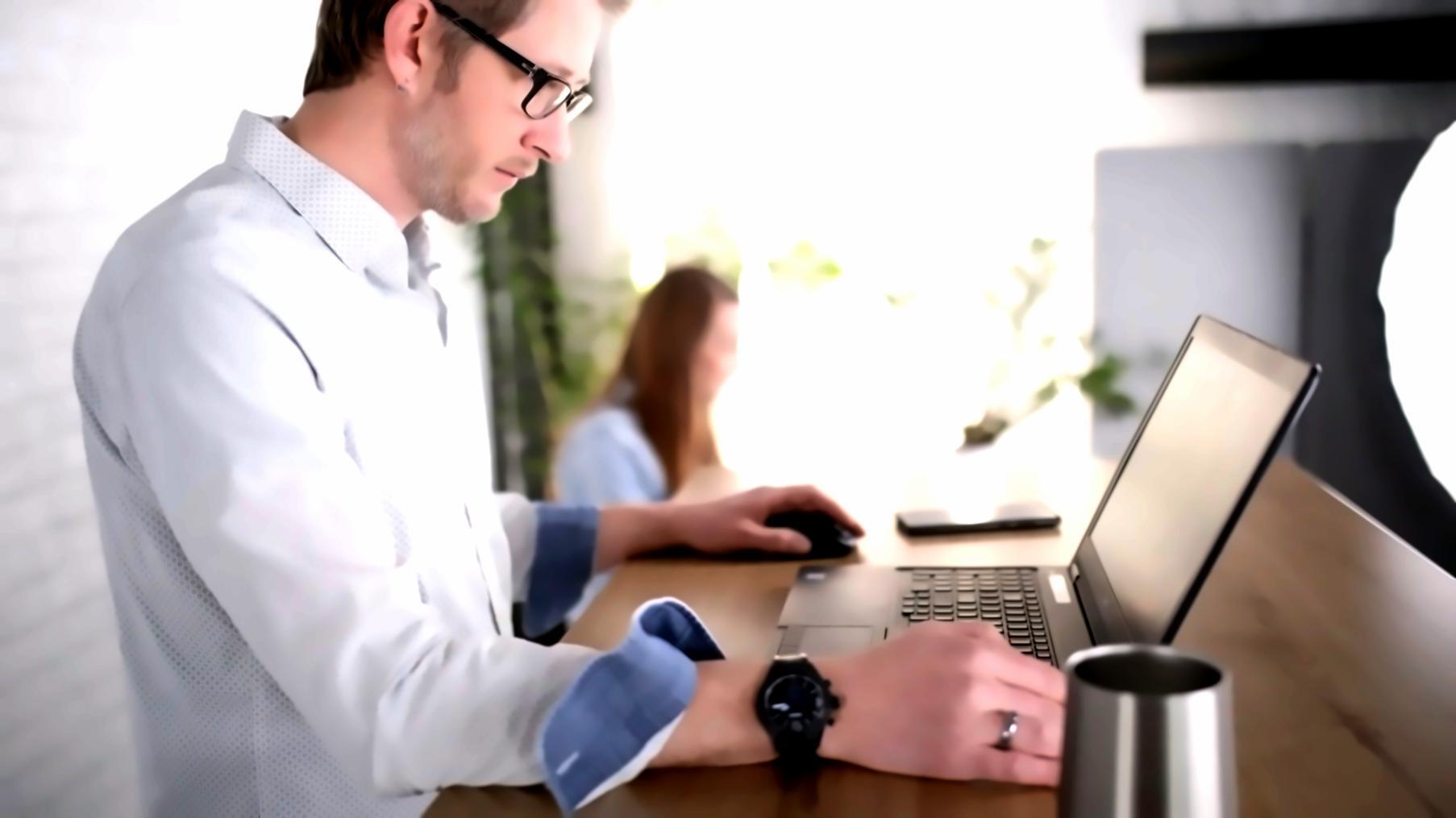 Groupe de professionnels en formation appliquant les méthodes pédagogiques dans un atelier pratique